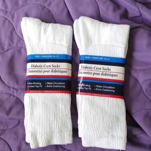 New lot of 2 diabetic crew socks 10-13 white